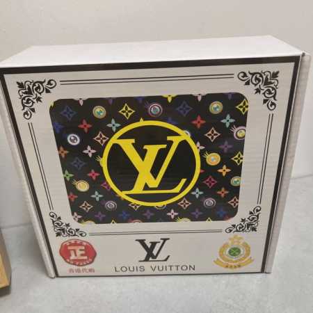 品名：Lv..路易..威登 材质：原单牛皮腰带 百分百头层牛皮腰带保证真皮，24K纯钢扣，专柜原单品质、做工精细，时尚大牌，送人自用首选 包装： 请认准如图专柜 - 点击图像关闭
