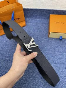 品牌Lv 4.0Cm 描述这款饰有Lv带扣的腰带配以水牛皮衬里，覆以Monogram 牛皮。展现细腻的品牌特质，是牛仔裤的理想配件 Lv字母带扣 Monogra