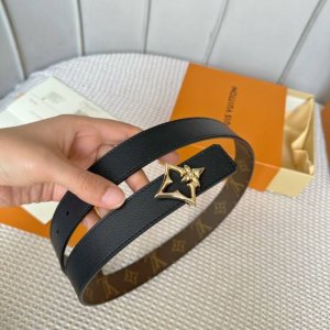 特P160 寬：30Mm 女士經典頂級休閒腰帶 寬度30毫米這款永恆優雅飾有帆布的造型設計 原版小荔枝紋牛皮底 搭配最新款四葉草菱形掛扣 7色可選 任意搭配
