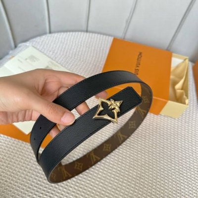特P160 寬：30Mm 女士經典頂級休閒腰帶 寬度30毫米這款永恆優雅飾有帆布的造型設計 原版小荔枝紋牛皮底 搭配最新款四葉草菱形掛扣 7色可選 任意搭配