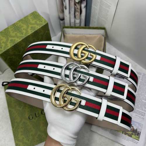 特 Gucccci 时尚经典款！颜色:白色，尺寸:3.8Cm，带身采用红绿织布头层牛皮包边制作，搭配新款Gg互扣式抛光铜金属扣头，意大利时尚精品