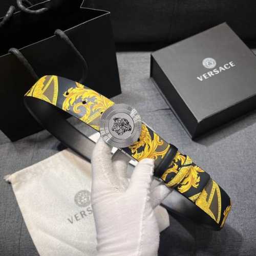 范思哲 宽4.0Cm 双面腰带，旋转扣，双面可用 新款男士皮革腰带，饰有立体La Medusa双面搭扣。皮带一面为光滑质地，另一面饰有棋盘格图案和Barocco
