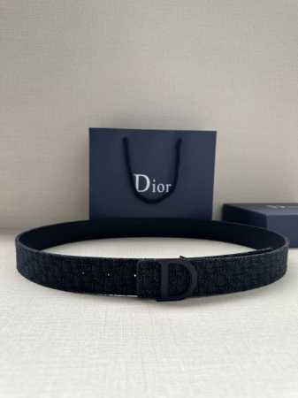 宽度3.5Cm 这款 Dior Charm 腰带扣是夏季男装系列新品，采用不锈钢真空电镀菱饰面精心设计，重新演绎经典的 Dior 标志。可与各式 35 毫米腰带 - 点击图像关闭
