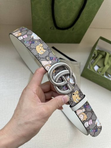特 宽度3.8cm GUCCI GG Marmont系列每一季都会推陈出新，为灵感源于70年代的标志性GG配件注入宠物现代精髓。这款GG Supreme帆布腰带