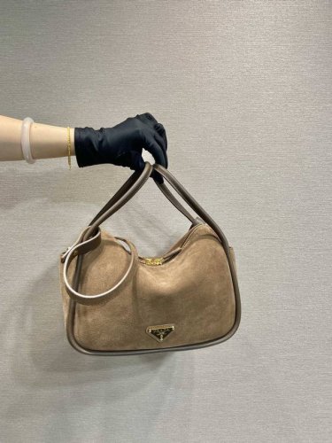 新品1Ba451绒皮 這款手袋采用进口绒皮 磨砂皮 和小牛皮组成，双手挽設計，一時尚而不失休閒態度，飾有精美細節及金屬飾件。配有一条可拆卸的肩带。容量空间大，简