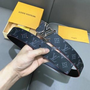 寬度：40Mm Lv Pyrmide Truck L Oeii雙面腰帶 進口面料襯托原廠小牛皮底 飾有高級紅邊緣視覺效果 搭扣與皮帶相呼應締造獨特造型 雙面用