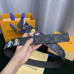 配全套包装礼盒 寬度：40Mm Lv Pyrmide Truck L Oeii雙面腰帶 以品牌經典元素烘托醒目的數字印花原廠面料 內襯小牛皮內裡 搭配經典圓形五