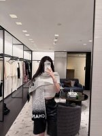 C家。香奈儿新款！美翻了[流泪]御用殿堂级极品新款在售 进口纯羊绒时尚绣花针织毛线围巾披肩美丽至极 真的 上身极为衬肤色 百搭 好看不好看自己看吧 围巾尺寸30