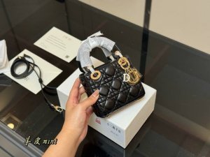 配盒 Size：13*11Cm 迪奥Mini 戴妃 实在是太太太可爱啦！ 手机装不下 只能装下可爱