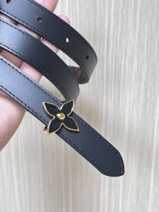特P170 2.0Mm，当季新款，Ison与日本知名艺术家村上隆的最新合作中诞生了Lv X Tm Mini Flowergram可翻转腰带。这款时尚配饰展示了M