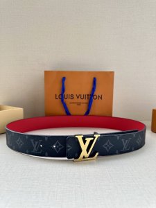 特P180 本款 4.0宽 Lv Initiales 双面腰带拼合经典 Monogram 帆布和素色皮革，搭配中央 Lv 字母搭扣，为路易威登爱好者提供多样造