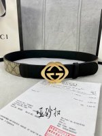 宽度4.0Cm Gucci 这款腰带在早秋系列中惊艳亮相，采用以标志性米色 乌木色组合呈现的品牌双G字母交织图案，与黑色皮革材质相得益彰。双G菱形砂扣采用做旧效