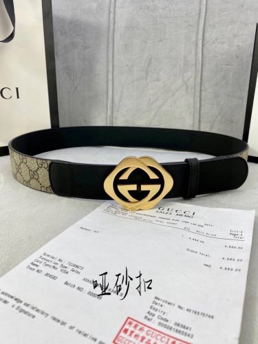 宽度4.0Cm Gucci 这款腰带在早秋系列中惊艳亮相，采用以标志性米色 乌木色组合呈现的品牌双G字母交织图案，与黑色皮革材质相得益彰。双G菱形砂扣采用做旧效
