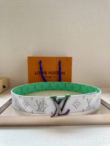 特 本款 4.0宽 Lv Initials 双面腰带展现经典Monogram 帆布的缤纷演绎，以 Lv 字母搭扣彰显瞩目风范，可为经典或休闲造型注入摩登新意