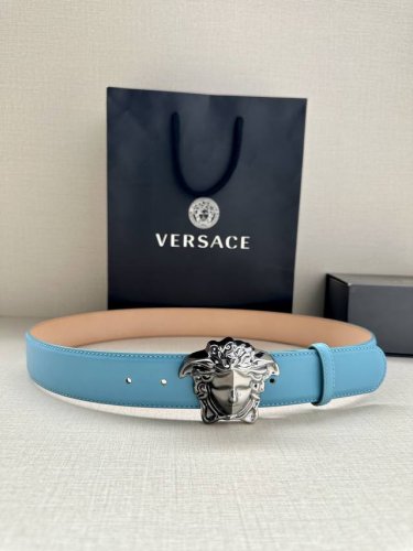 宽度4.0Cm Versace 范思哲 此款柔软的皮带饰彩色3D美杜莎腰带扣，可搭配正装或休闲牛仔装。