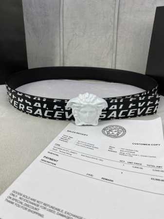 宽度4.0Cm Versace范思哲此款Palazzo腰带采用牛皮革面料制作，并饰有Le Pop Classique图案印花和标志性的美杜莎五金配件。 - 点击图像关闭