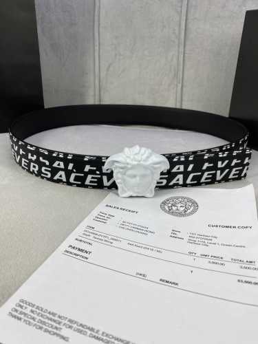 宽度4.0Cm Versace范思哲此款Palazzo腰带采用牛皮革面料制作，并饰有Le Pop Classique图案印花和标志性的美杜莎五金配件。