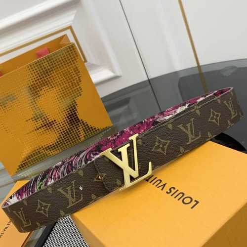 Lv 路易威登 新品 正品对版 宽度40Mm 2024 早秋男装系列跟随丹迪水手的步伐开启一场环球之旅。此款 Lv Tag 双面腰带将冲浪风格图案铺陈于一面，唤