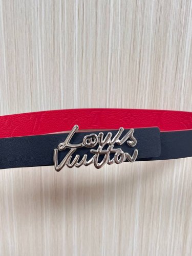 当季新款，3.0宽一面红色进口牛皮压花，一面黑色小牛皮，搭配精品铁丝扣，