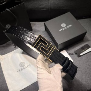 特 范思哲 宽4.0Cm 新款 皮带，饰有双面Medusa Biggie搭扣，一面光滑，另一面饰有仿鳄鱼纹压花 双面使用
