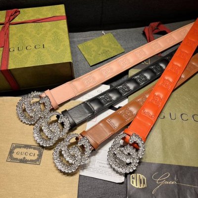 古奇 宽4.0Cm 新款 原单 每一季，品牌标识都会吐故纳新，于经典之中融入新意。在这款绗缝皮革腰带上，经典Gg标识以亮眼之姿生动呈现，与双G造型配件相得益彰。