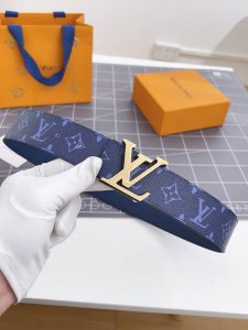 特 寬：40Mm 驢家新品 雙面均可使用 一面為柔軟的十字紋小牛皮 另一面配以色彩繽紛的帆布製作 全新字母搭扣設計與腰帶搭配相呼應 成為獨特的亮眼之作！