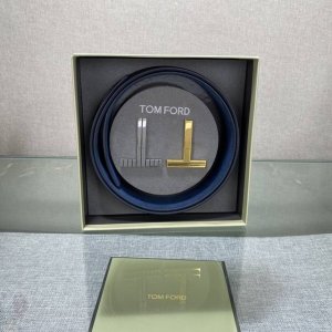 双扣头汤姆福特最新网红爆款双面头层牛皮专柜同步3.8宽新款上市了，原版牛皮，搭配铜扣，优雅，大方用的方便。谢谢你转载。