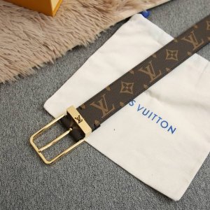 Uptown 双面腰带融汇多样品牌元素，全新加入 秋冬系列。Monogram Eclipse 帆布和素净牛皮革分饰两面，完成 Reverso 腰带的摩登演绎。抛