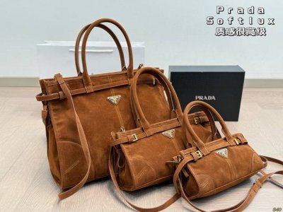 普拉达Pradasoftlux 质感很高级 容量超级大也很耐用 日常出街背它回头率百分百 就是这种随性慵懒感 尺寸 38 29 32 15 24 11