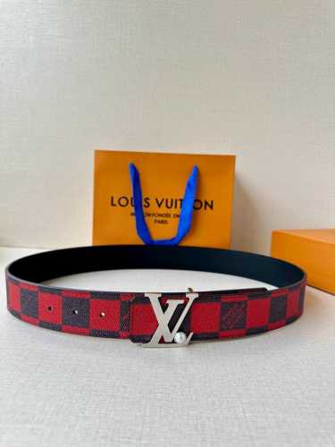 本款4.0宽 Lv Initiales 双面腰带出自 春夏男装秀场，为 Damier Po 帆布浸染潮流新色，翻转可见光滑素雅牛皮革。Lv 字母搭扣与崭新 Lo