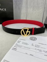 宽度4.0Cm Versace 范思哲 此款两面用皮革腰带的搭扣饰有品牌标志性的金 银色闪光virtus五金配件。