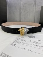 宽度4.0Cm Versace 范思哲 此款柔软的皮带饰有金、银双色3D美杜莎腰带扣，可搭配正装或休闲牛仔装。