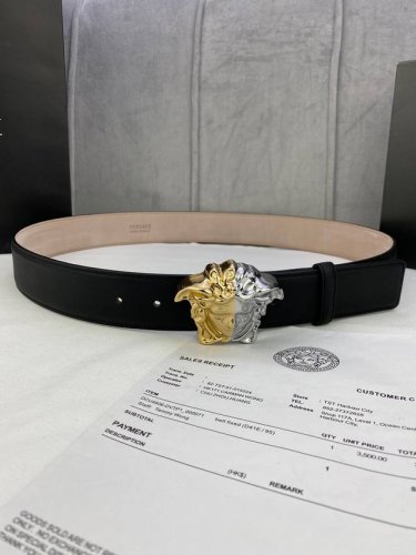 宽度4.0Cm Versace 范思哲 此款柔软的皮带饰有金、银双色3D美杜莎腰带扣，可搭配正装或休闲牛仔装。