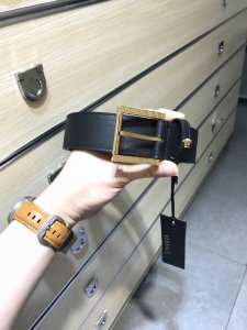 配送专柜包装 打孔针 专柜同款、实拍专柜官网，支持Nfc芯片感应，尺寸:38Mm，原版回纹针扣配小美人头，极富设计美感 ，双面采用进口原版小牛皮，清晰美观，皮质