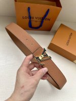 本款 Damier Lv 40 毫米双面腰带做工精良，风格经典。深色牛皮革皮带与 Lv 字母搭扣优雅相称，与精心镂刻的英字母气质优雅，可双面使用，轻松搭配您钟爱