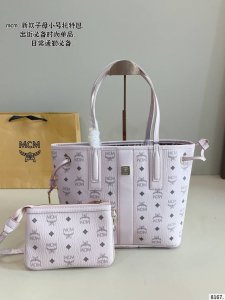 配礼盒 Mcm 托特Mcm新款 子母托特太可爱了吧！自重又很轻！好适合上班通勤啊！我去店家那里拷贝了尺寸描述！这个包真的很适合喜欢什么都装点的姐妹！水杯．A4文