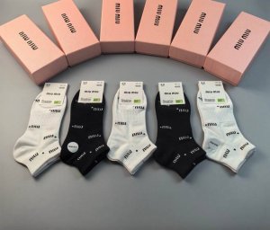特 Miumiu 缪缪新品女款袜子 一盒五双 提花经典Miumiu字母，透气柔软舒适，超火爆小单品，大牌出街，潮人必备超好搭