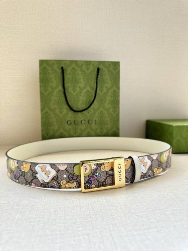 特 宽度3.8Cm Gucci Gg Marmont系列每一季都会推陈出新，为灵感源于70年代的标志性Gg配件注入宠物现代精髓。这款Gg Supreme帆布腰带