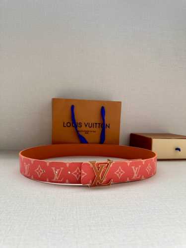 特 Lv Initiales 4.0宽双面腰带是 年春夏男装系列的配饰。Taga 皮革触感柔软，与另一面的Monogram 帆布碰撞色彩。同色 Lv 字母以抛光