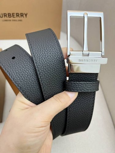 Burberry-巴宝莉！男士专柜对版金属扣，头层牛皮双面外用腰带，商务通勤休闲场合均适合佩戴。3.5Cm