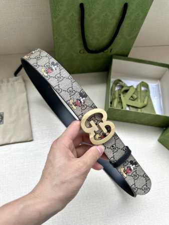 宽度4.0cm gucci 双面腰带，一侧为GG Supreme帆布融入米奇图案 ，反面一侧为进口头层砂底 配以互扣式双G原单钢扣采用真空电镀 - 点击图像关闭