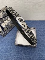 Di~Or这款金属覆层黄铜腰带扣采用“Cd”标志点缀，经典元素呈现全新风采。设计精巧，提升格调，打造优雅精致的造型。宽35Mm