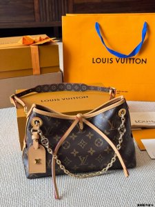 复刻版 牛皮 全钢 新的Carryall Bb 鲶鱼须子和大金链子宝宝们形容的太贴切了 Lv配金链子真的好看 小小咩觉得新版Carryall变可爱 了，而且不喜