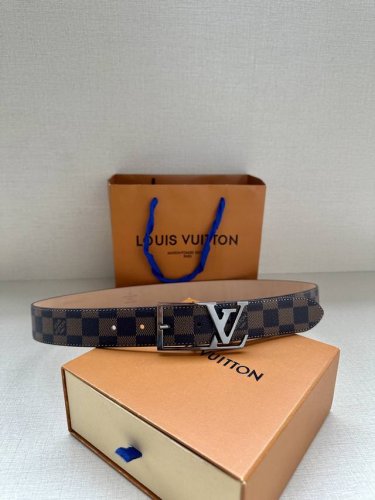 特P170 本款腰带取材路易威登经典 Monogram 帆布，为圆润搭扣镂刻 Lv 字母 Monogram 帆布 正绒面革内衬 金属件 搭扣镂刻 Lv 字