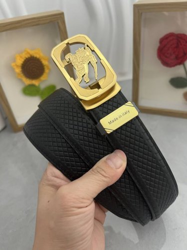 品名：巴宝莉 自动带 材质：原单牛皮腰带 百分百头层牛皮腰带保证真皮，24K纯钢扣，专柜原单品质、做工精细，时尚大牌，送人自用首选 包装： 请认准如图专柜包装赠