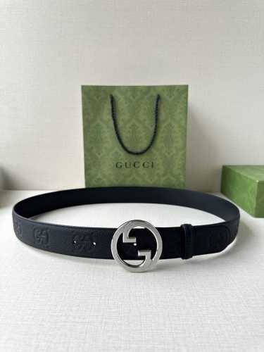 特 宽度4.0Cm Gucci典藏设计中的标志性元素于早秋系列焕发新意 这款腰带选用黑色超级双G牛皮革打造 互扣式双G施洛华水晶镶嵌五金 调配件更添个性魅力