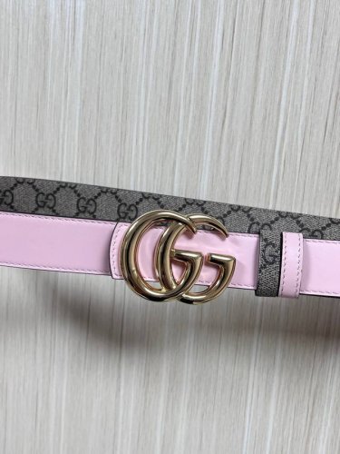 2025秋冬系列焕新演绎富有辨识度的Gg Marmont系列。这款双面窄版腰带采用Gg印花压纹皮革与皮革材质匠心打造，缀饰双G搭扣。 商品细节 一面为粉色Gg印