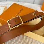 特 寬度：35Mm Lv S-Lock系列 寬度3.5Cm 驢家法國原廠小牛皮雙面平紋皮料 Aerogram皮具精品系列的全新款式 典雅配飾以頂級滑面小牛皮打造
