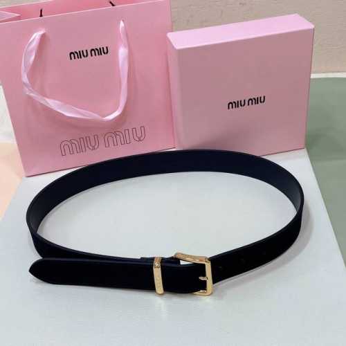 特 Miumiu 23 金属搭扣. 腰带环饰有激光雕刻徽标，这款皮革腰带设计简约而优雅 ，腰带伴环以Miu Miu徽标 进口牛皮腰带 3.5Cm