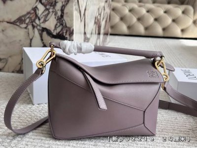 配盒 尺寸： 18*11Cm 小号 24*15Cm 大号 Loewe 几何包Puzzle 很有质感的颜色， 灰蓝Puzzle Edge很高级哦！ 牛皮品质！ 完